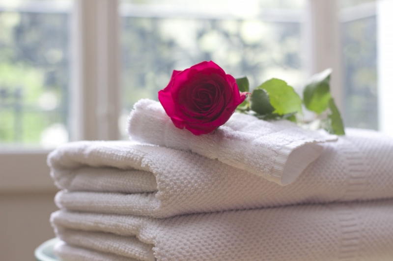 hotel-CLAVIERS-min_towel_rose_clean_care_salon_spa_white_bath-731641